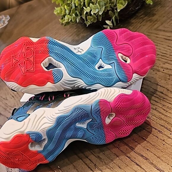 Adidas Trae Young size 5 boys or 7 womens NWOT - Picture 7 of 11